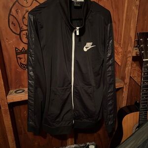 Nike Men's Black and White Windbreaker